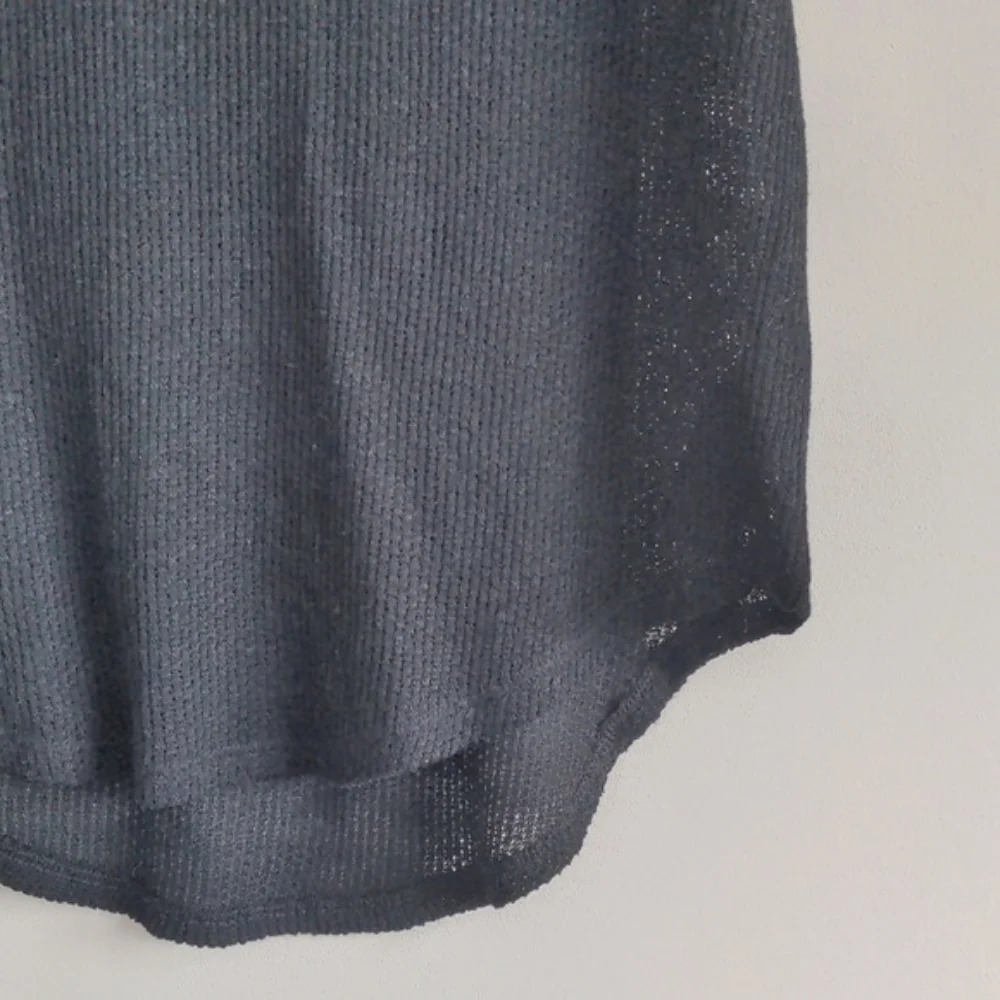 ARITZIA BABATON | T-shirt Oversized Open Knit V-Neck Scoop Hem, Black, Womens XS - Picture 5 of 10